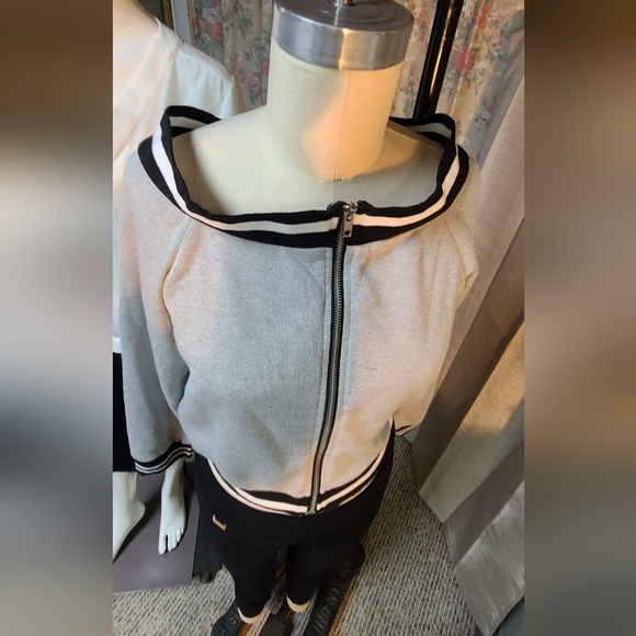 Gray - Picture 4 of 12